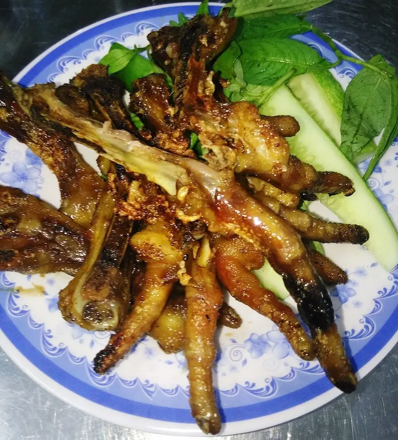 Top qu&aacute;n ch&acirc;n g&agrave; nướng Đ&agrave; Lạt m&agrave; bạn kh&ocirc;ng n&ecirc;n bỏ lỡ 2