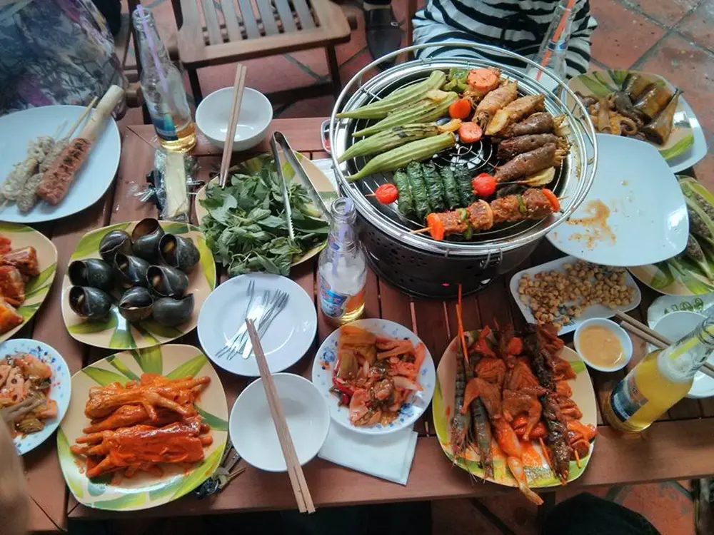 Trời mưa rồi, m&igrave;nh c&ugrave;ng gh&eacute; qu&aacute;n Xưa Đ&agrave; Lạt nh&acirc;m nhi v&agrave;i m&oacute;n lẩu nướng th&ocirc;i! 9