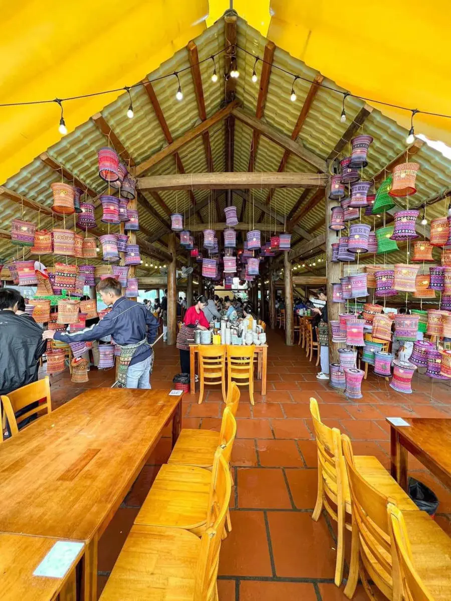 H&ograve;a m&igrave;nh v&agrave;o Chợ Phi&ecirc;n Qu&aacute;n mang đậm phong c&aacute;ch v&ugrave;ng cao T&acirc;y Bắc 3