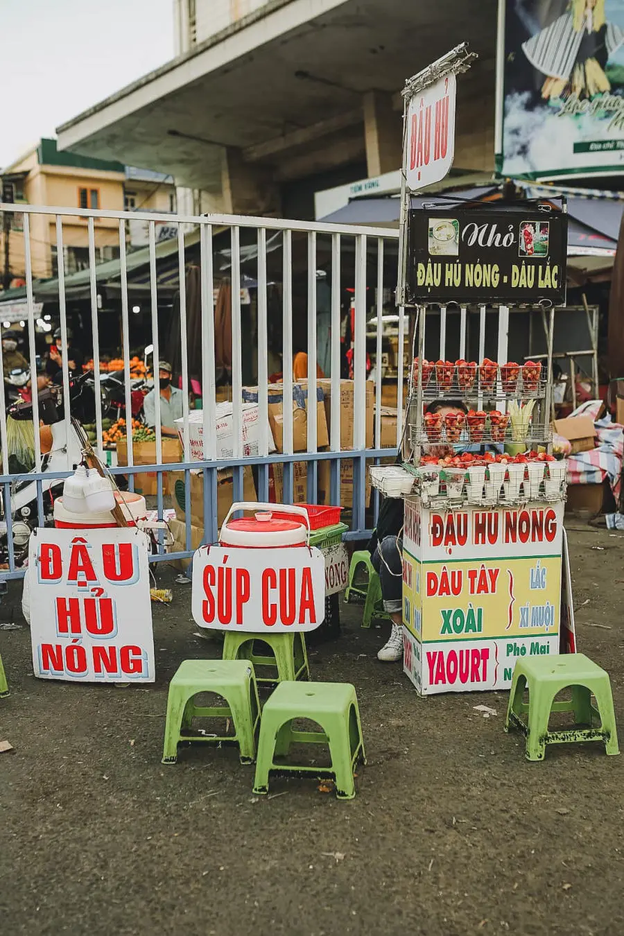 Kh&aacute;m ph&aacute; Chợ Đ&agrave; Lạt sau một buổi chiều mưa 13