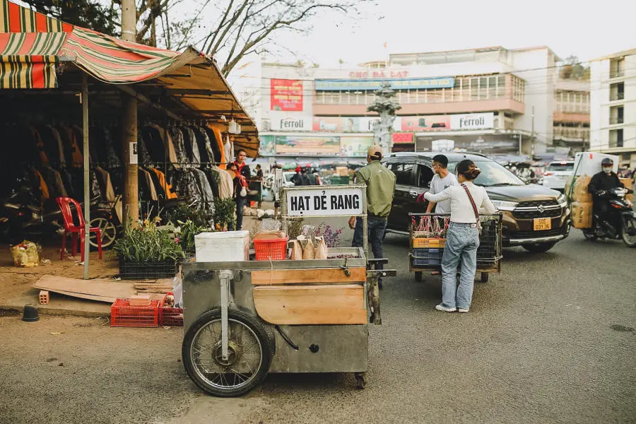 Kh&aacute;m ph&aacute; Chợ Đ&agrave; Lạt sau một buổi chiều mưa 9