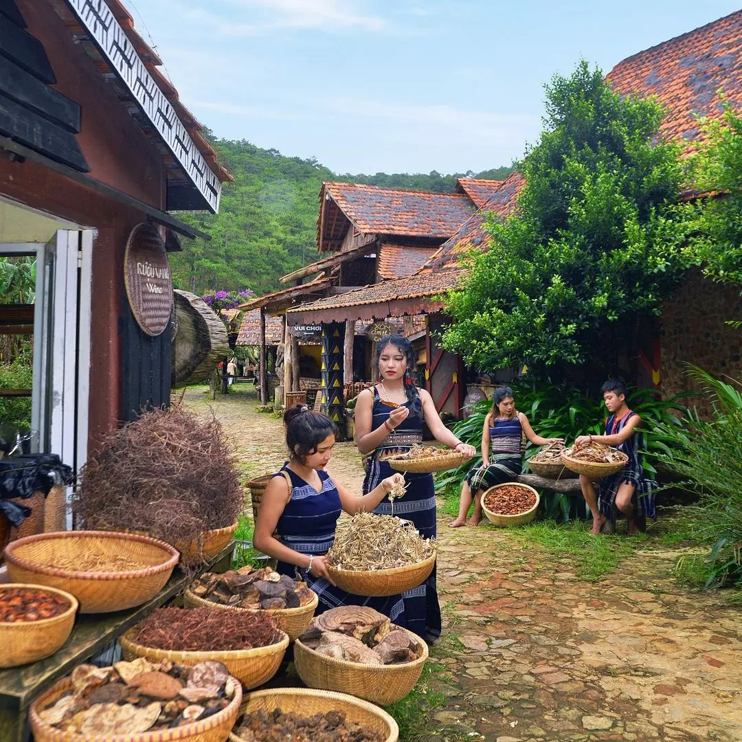 L&agrave;ng C&ugrave; Lần Đ&agrave; Lạt - Chuyến phi&ecirc;u lưu v&agrave;o thế giới cổ t&iacute;ch 18