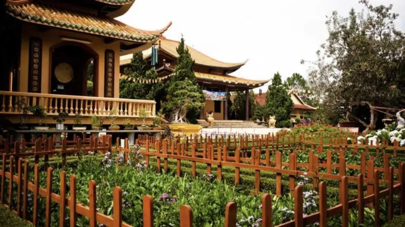 Thiền viện Tr&uacute;c L&acirc;m Đ&agrave; Lạt: Chốn b&igrave;nh y&ecirc;n giữa rừng th&ocirc;ng xanh 9