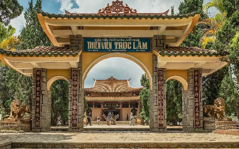 Thiền viện Tr&uacute;c L&acirc;m Đ&agrave; Lạt: Chốn b&igrave;nh y&ecirc;n giữa rừng th&ocirc;ng xanh 8