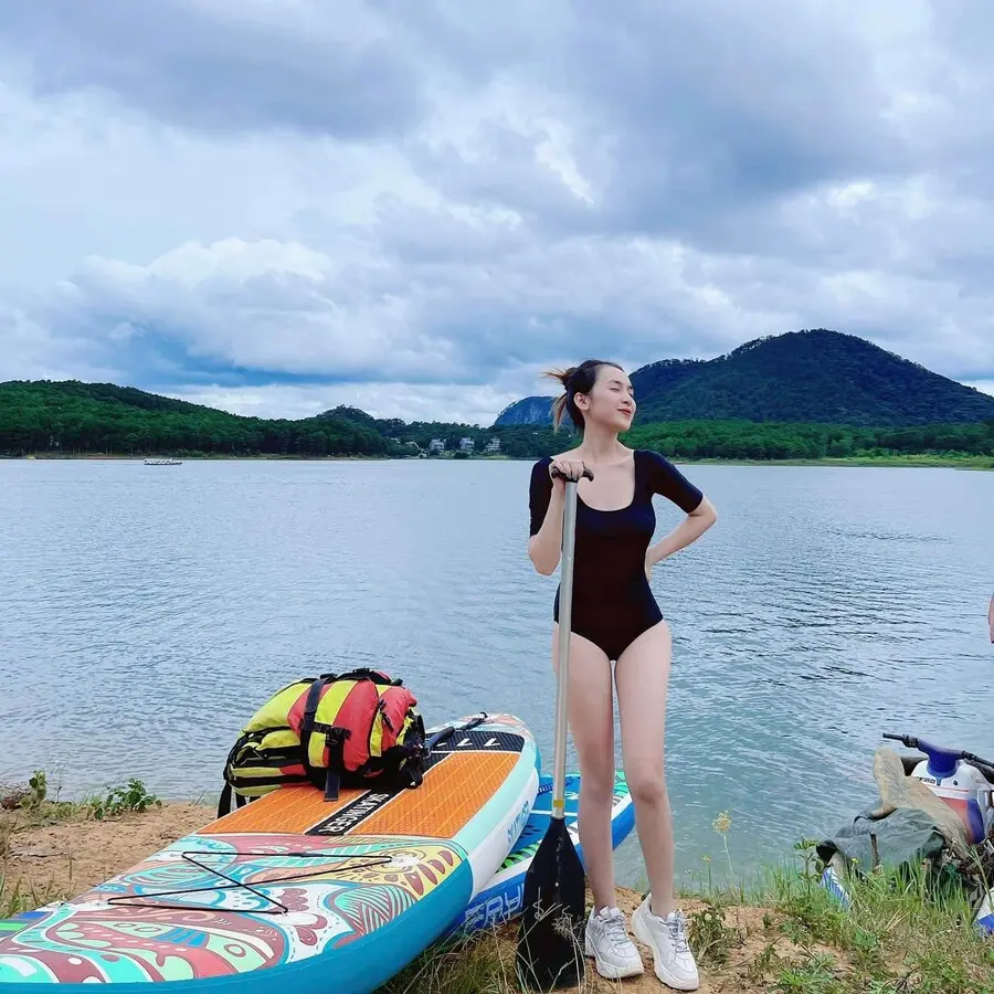 Trải nghiệm ch&egrave;o SUP ở Hồ Tuyền L&acirc;m c&ugrave;ng c&ocirc; bạn Lam Anh 2