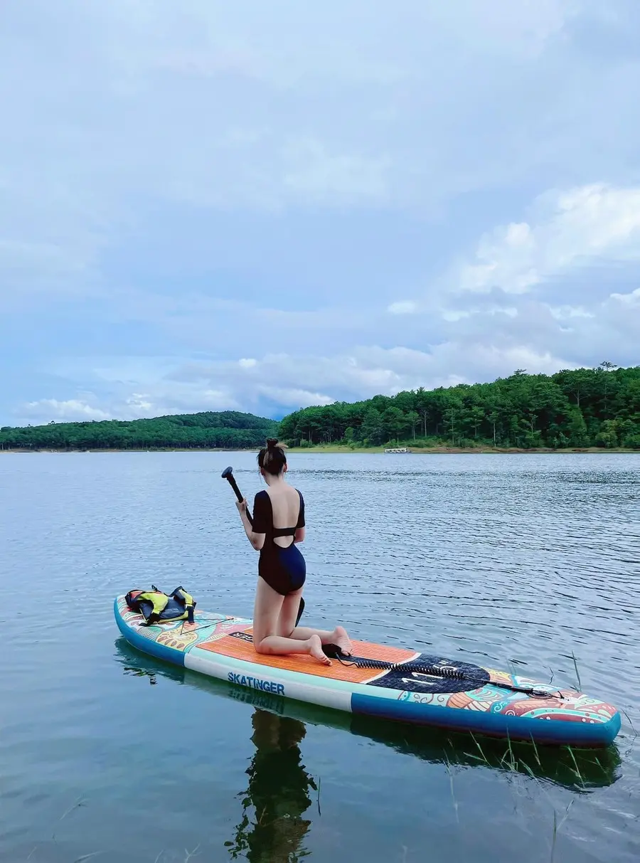 Trải nghiệm ch&egrave;o SUP ở Hồ Tuyền L&acirc;m c&ugrave;ng c&ocirc; bạn Lam Anh 3