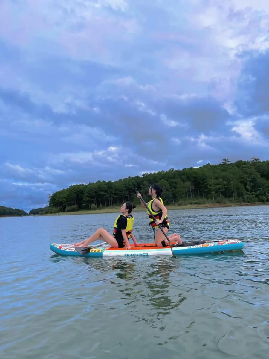 Trải nghiệm ch&egrave;o SUP ở Hồ Tuyền L&acirc;m c&ugrave;ng c&ocirc; bạn Lam Anh 5