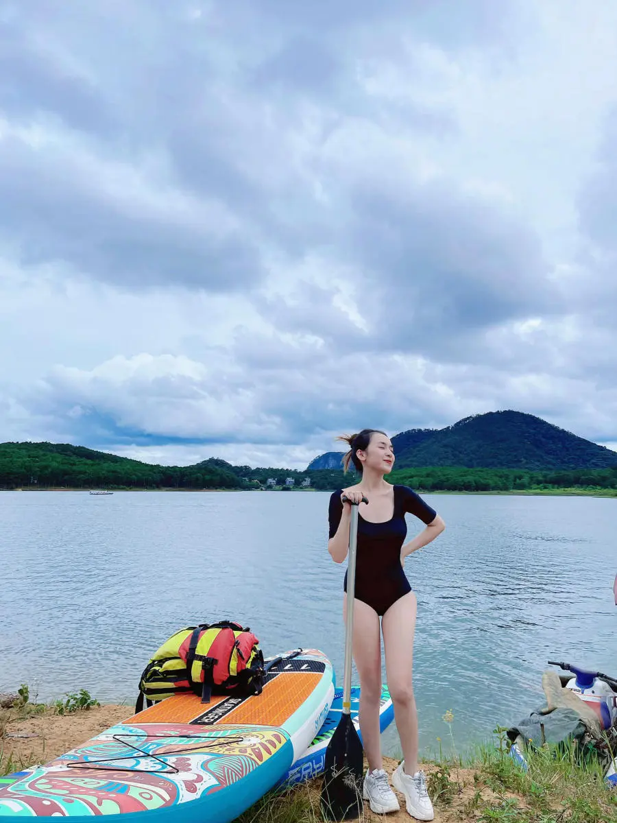 Trải nghiệm Ch&egrave;o thuyền Kayak tr&ecirc;n Hồ Tuyền L&acirc;m c&oacute; g&igrave; th&uacute; vị 2