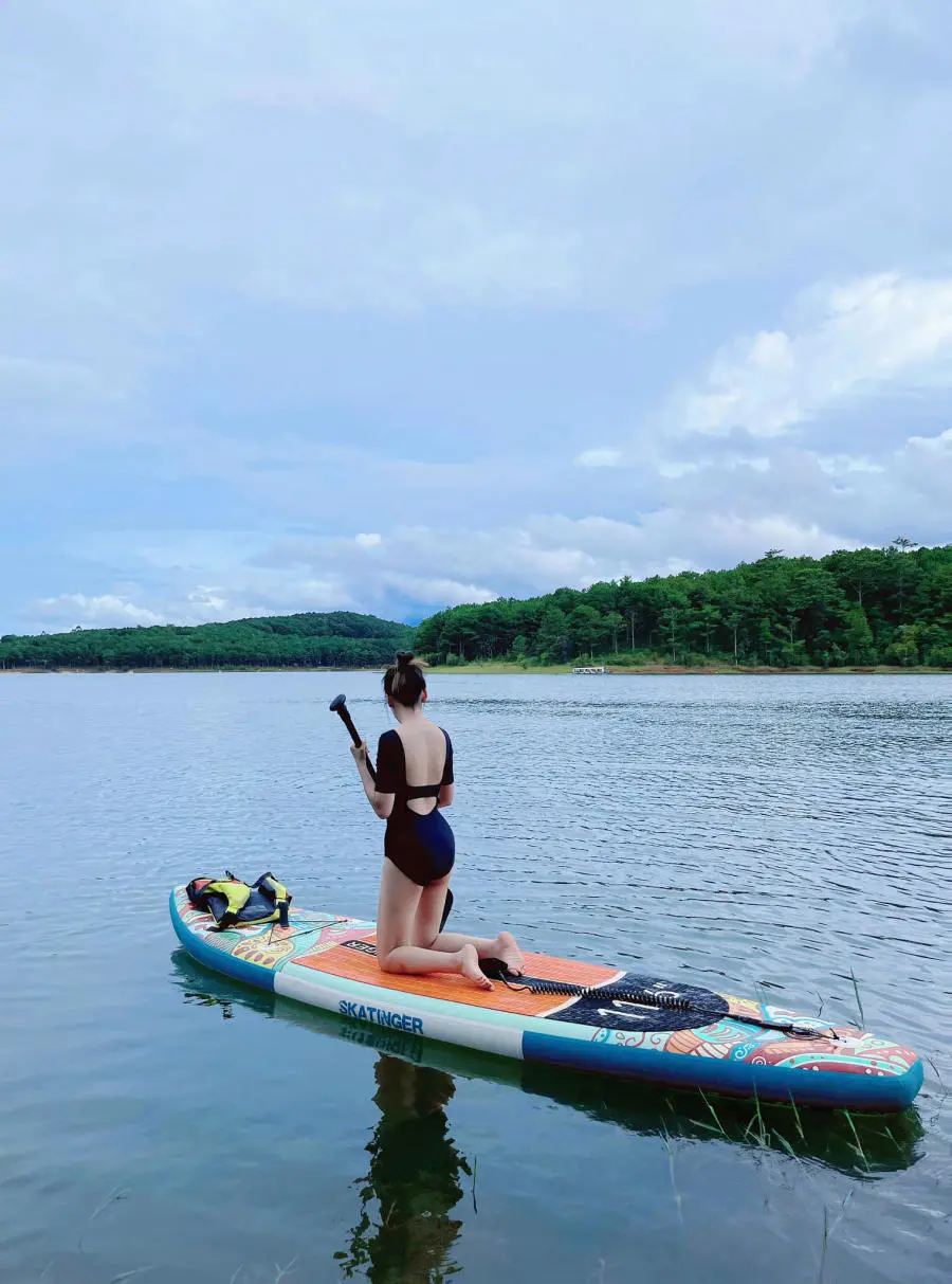 Trải nghiệm Ch&egrave;o thuyền Kayak tr&ecirc;n Hồ Tuyền L&acirc;m c&oacute; g&igrave; th&uacute; vị 3