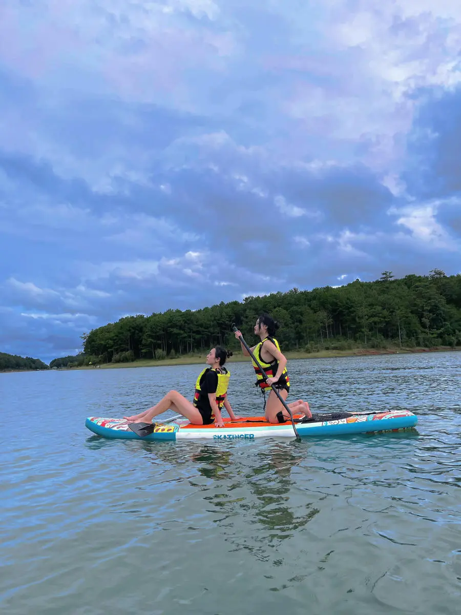 Trải nghiệm Ch&egrave;o thuyền Kayak tr&ecirc;n Hồ Tuyền L&acirc;m c&oacute; g&igrave; th&uacute; vị 5