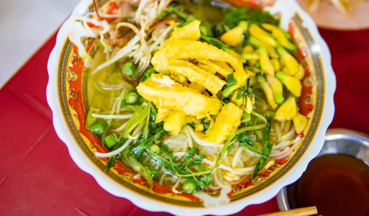 B&uacute;n c&aacute; Hiếu Thuận, qu&aacute;n ăn b&igrave;nh d&acirc;n phải thử khi đến An Giang 3