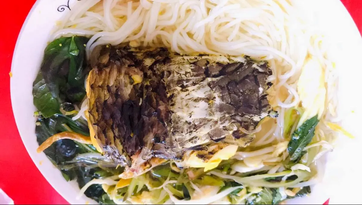 B&uacute;n c&aacute; Tư L&ugrave;n ở bờ hồ Nguyễn Du, qu&aacute;n ăn b&igrave;nh d&acirc;n ở Long Xuy&ecirc;n 7