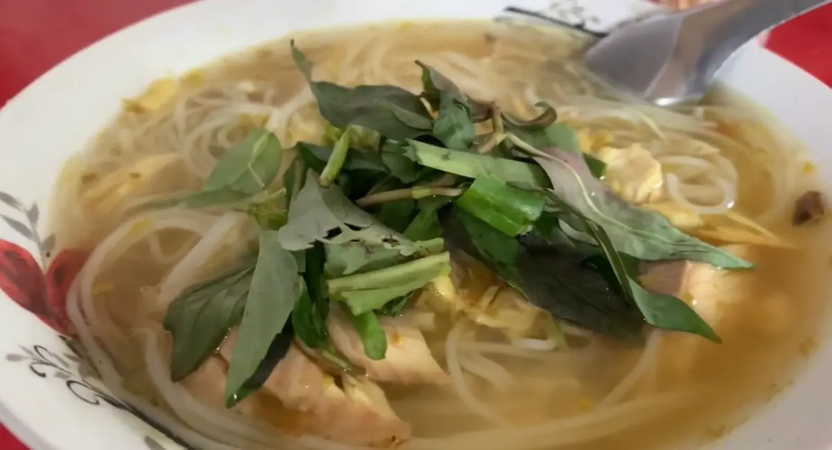 B&uacute;n c&aacute; Tư L&ugrave;n ở bờ hồ Nguyễn Du, qu&aacute;n ăn b&igrave;nh d&acirc;n ở Long Xuy&ecirc;n 4