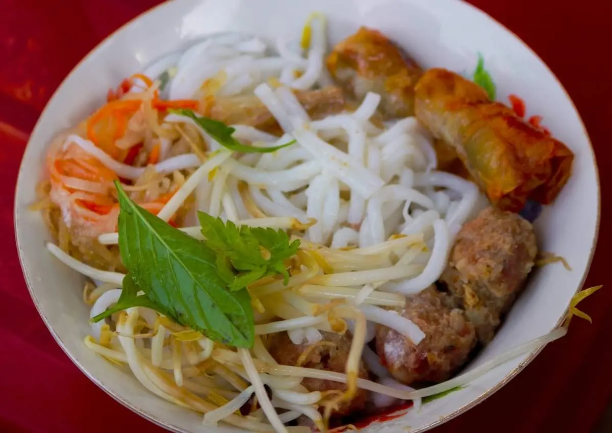 G&aacute;nh b&aacute;nh tằm 20 năm ở T&acirc;n Ch&acirc;u với hương vị đi c&ugrave;ng năm th&aacute;ng 7
