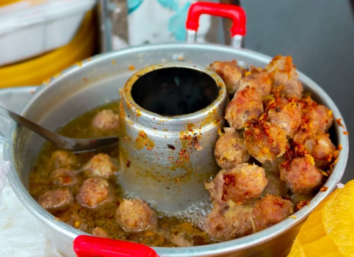 G&aacute;nh b&aacute;nh tằm 20 năm ở T&acirc;n Ch&acirc;u với hương vị đi c&ugrave;ng năm th&aacute;ng 6