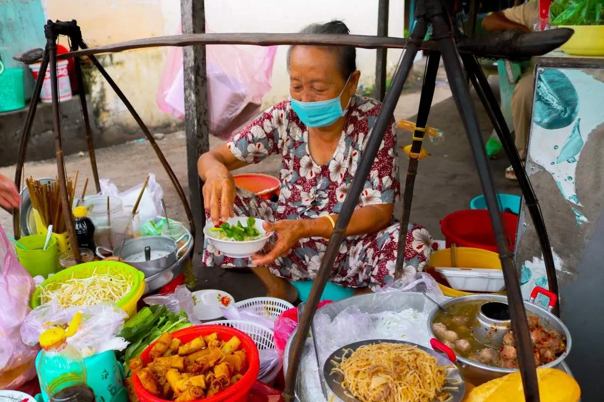 G&aacute;nh b&aacute;nh tằm 20 năm ở T&acirc;n Ch&acirc;u với hương vị đi c&ugrave;ng năm th&aacute;ng 3