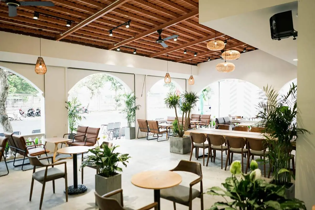 Indochine Cafe v&agrave; kh&ocirc;ng gian như một t&ograve;a l&acirc;u đ&agrave;i giữa th&agrave;nh phố 3