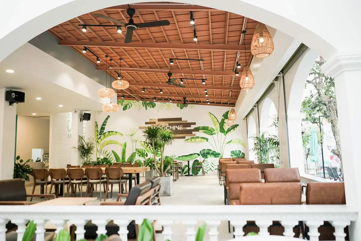 Indochine Cafe v&agrave; kh&ocirc;ng gian như một t&ograve;a l&acirc;u đ&agrave;i giữa th&agrave;nh phố 4