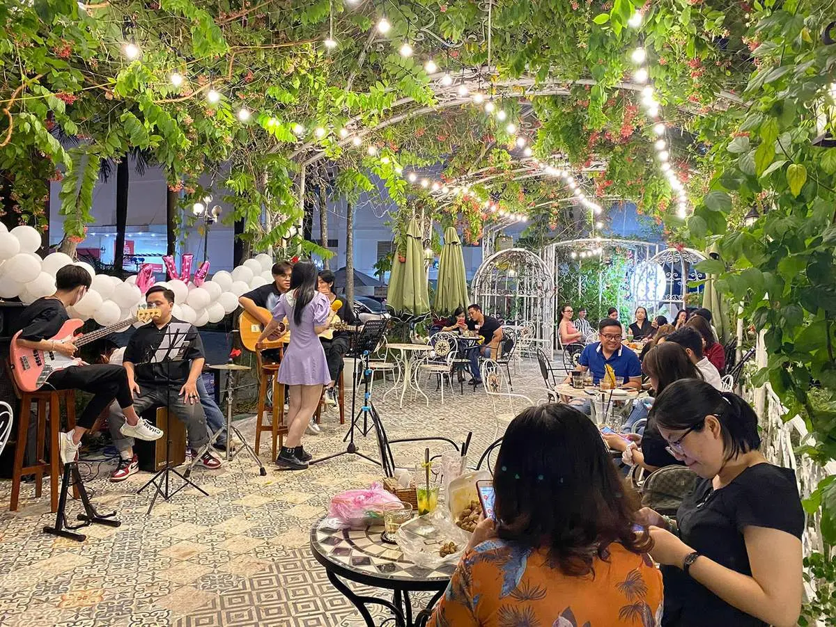 Kh&aacute;m ph&aacute; Art Coffee Shop với kh&ocirc;ng gian sang trọng v&agrave; ấm c&uacute;ng 4