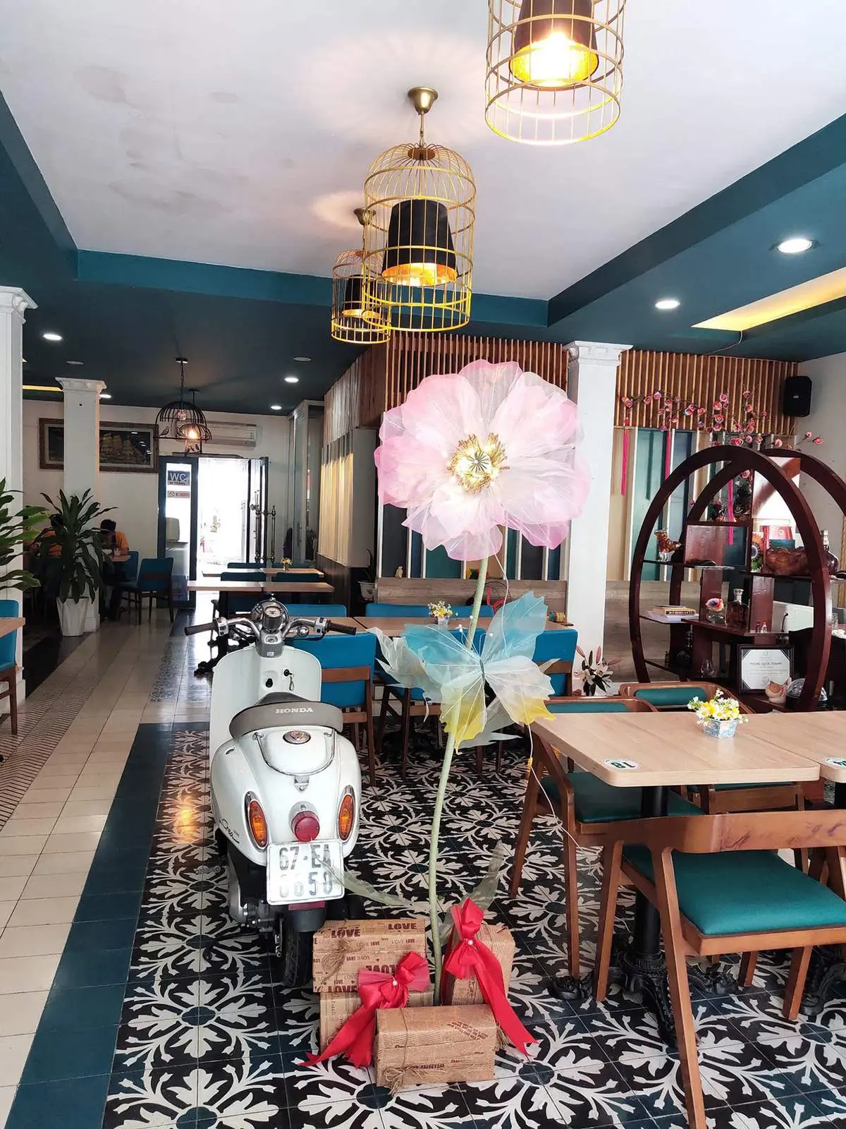 Kh&aacute;m ph&aacute; Art Coffee Shop với kh&ocirc;ng gian sang trọng v&agrave; ấm c&uacute;ng 6