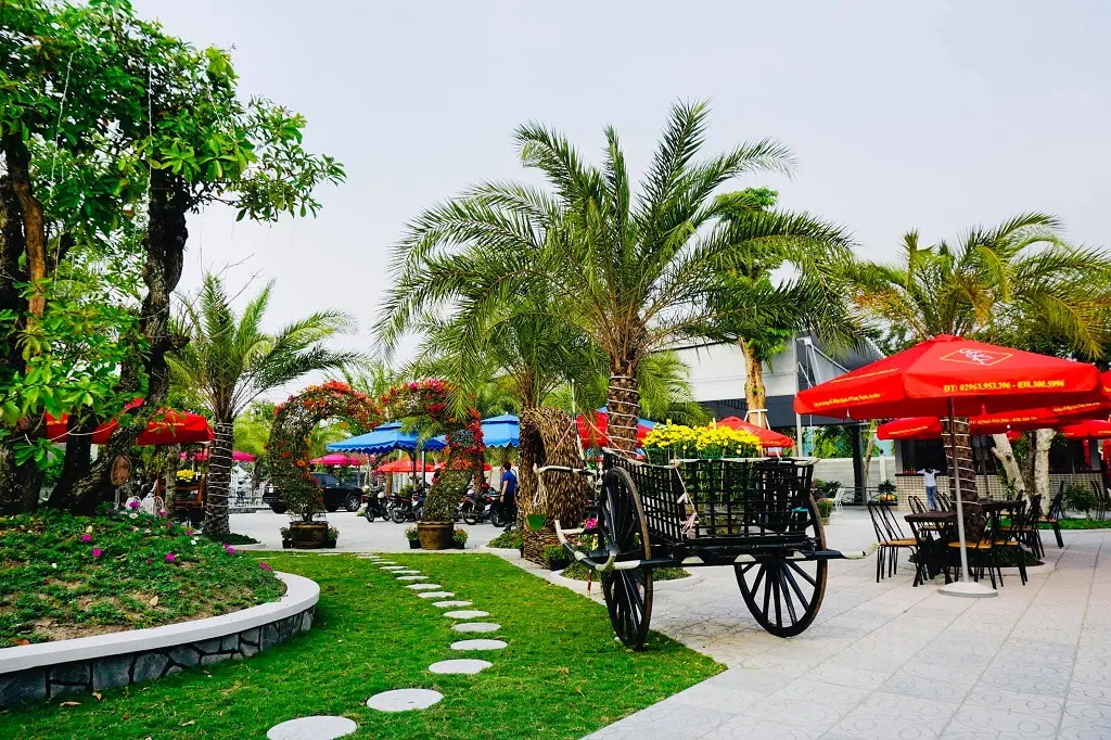Kh&aacute;m ph&aacute; C&agrave; ph&ecirc; S&ocirc;ng Hương nổi tiếng với view s&acirc;n vườn cực đẹp 2