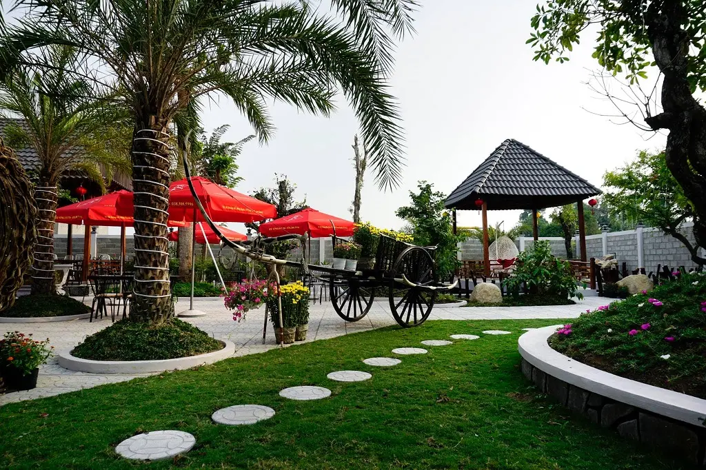 Kh&aacute;m ph&aacute; C&agrave; ph&ecirc; S&ocirc;ng Hương nổi tiếng với view s&acirc;n vườn cực đẹp 7