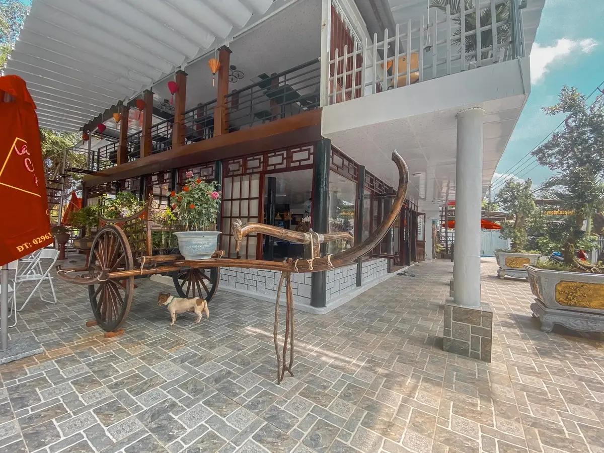 Kh&aacute;m ph&aacute; C&agrave; ph&ecirc; S&ocirc;ng Hương nổi tiếng với view s&acirc;n vườn cực đẹp 8