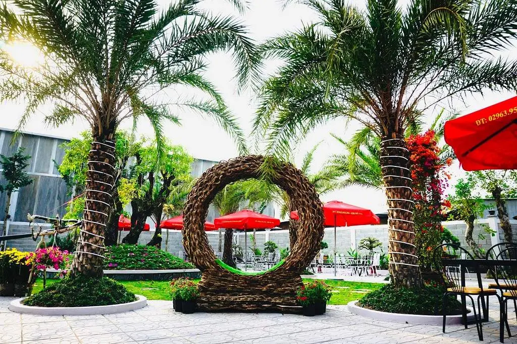 Kh&aacute;m ph&aacute; C&agrave; ph&ecirc; S&ocirc;ng Hương nổi tiếng với view s&acirc;n vườn cực đẹp 4