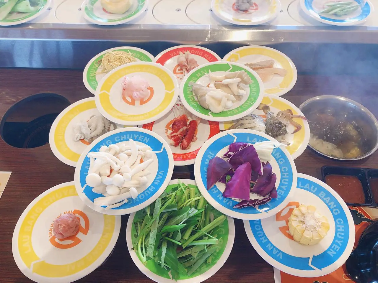 Nh&agrave; h&agrave;ng lẩu băng chuyền Vạn Hương Mai, điểm đến ho&agrave;n hảo cho bạn m&ecirc; buffet 3