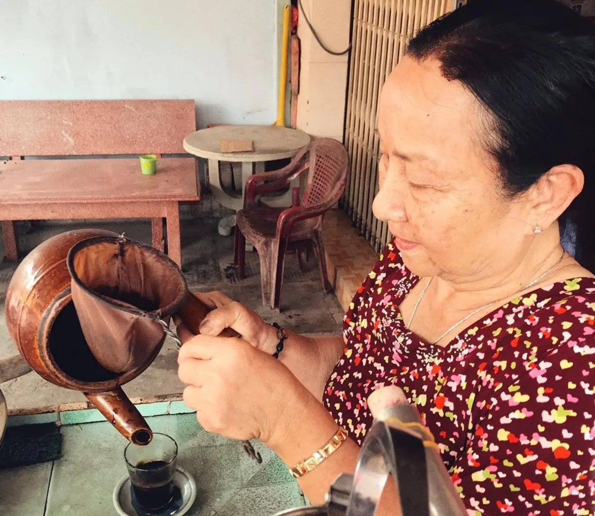 Thưởng thức c&agrave; ph&ecirc; vợt C&ocirc; 2 Thanh (Chợ Mới) hơn 30 năm tuổi 2