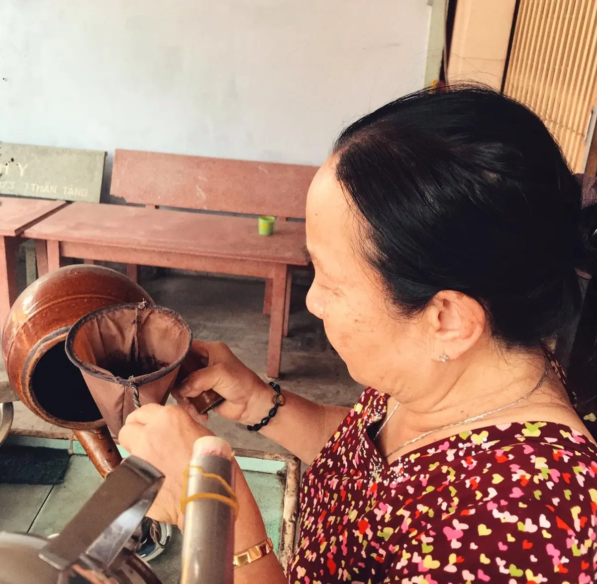 Thưởng thức c&agrave; ph&ecirc; vợt C&ocirc; 2 Thanh (Chợ Mới) hơn 30 năm tuổi 4