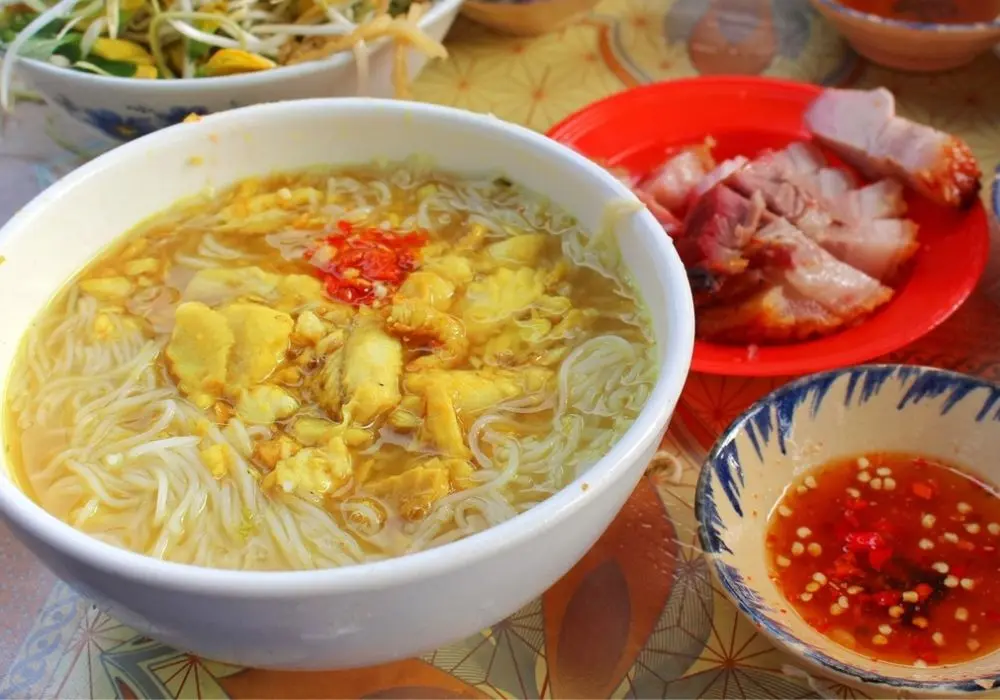 Thưởng thức t&ocirc; B&uacute;n c&aacute; Ch&acirc;u Đốc V&acirc;n đầy &uacute; ụ c&aacute;c loại topping 2