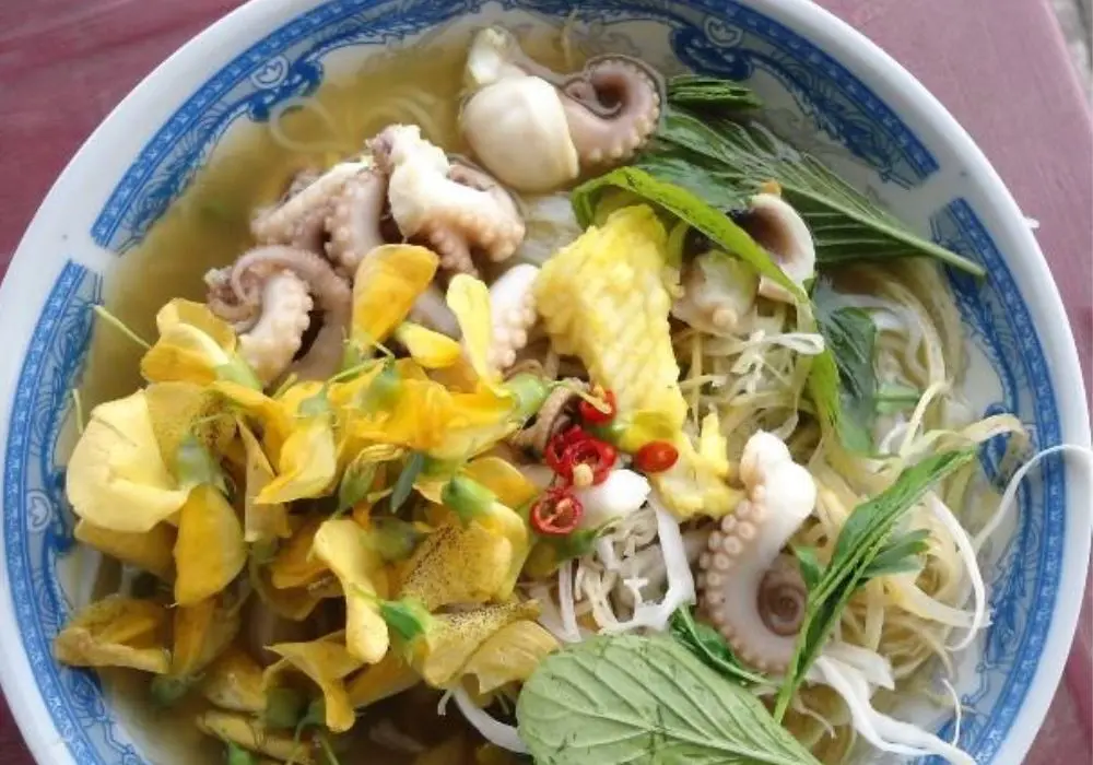 Thưởng thức t&ocirc; B&uacute;n c&aacute; Ch&acirc;u Đốc V&acirc;n đầy &uacute; ụ c&aacute;c loại topping 4