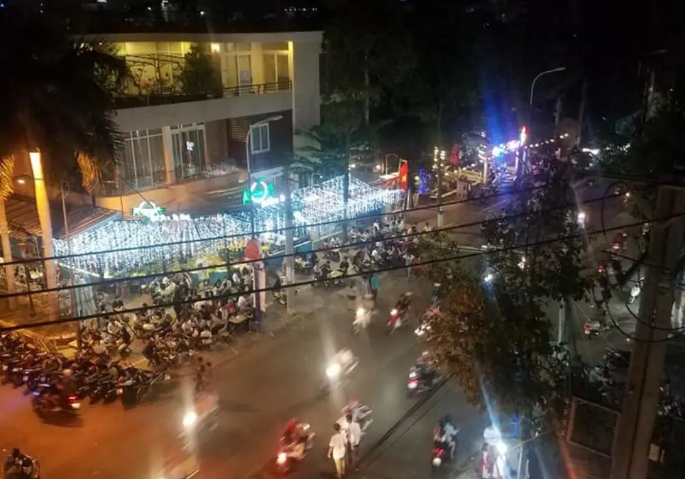 Thưởng thức t&ocirc; B&uacute;n c&aacute; Ch&acirc;u Đốc V&acirc;n đầy &uacute; ụ c&aacute;c loại topping 3