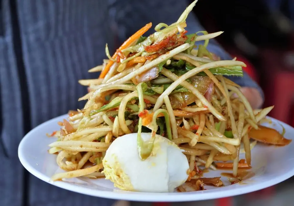 Trải nghiệm m&oacute;n Gỏi đu đủ đ&acirc;m Tri T&ocirc;n đậm đ&agrave; kh&oacute; qu&ecirc;n 4
