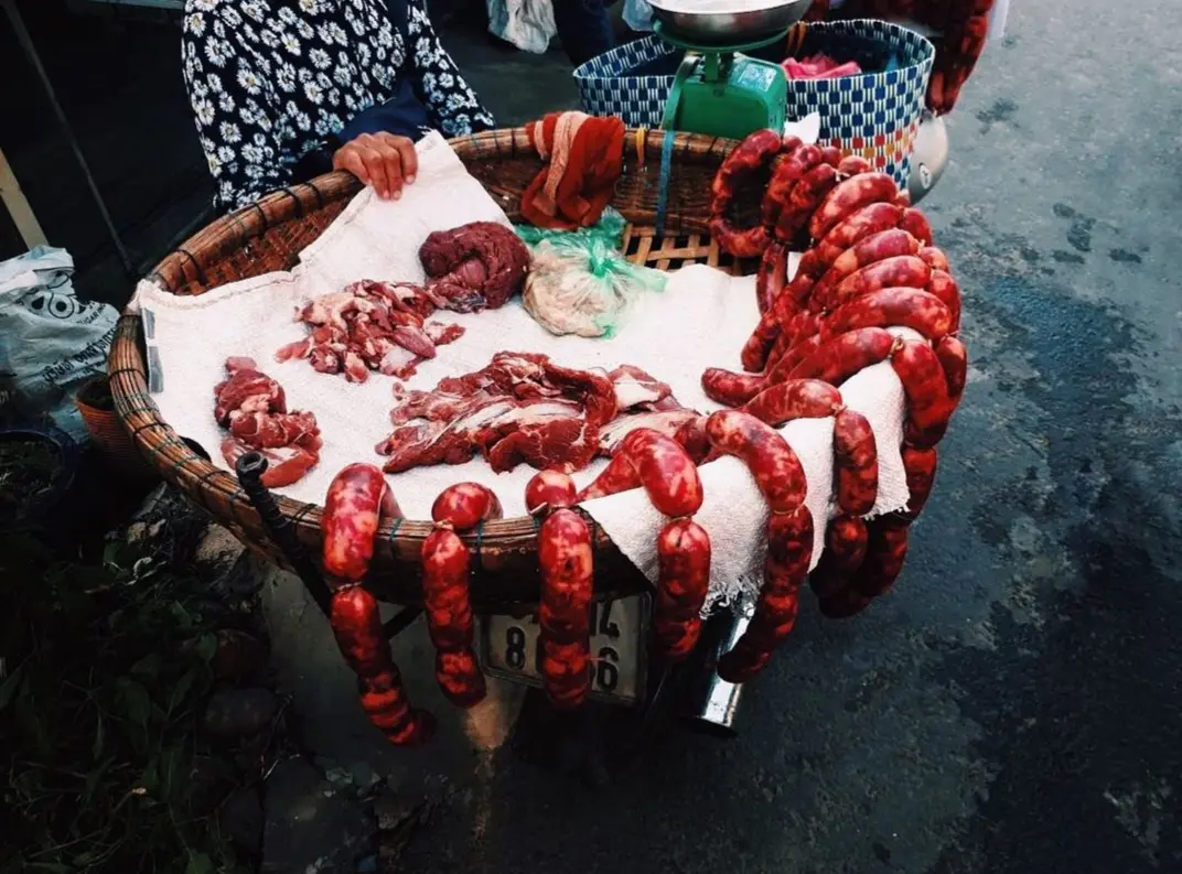 Tung l&ograve; m&ograve; (Lạp xưởng b&ograve;), thử ngay m&oacute;n ăn đặc sản người Chăm 2