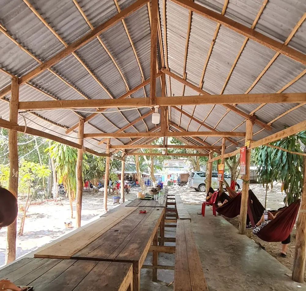 Dừng chân tại Vườn ổi Bảy Thìn thưởng thức món ăn dân dã
