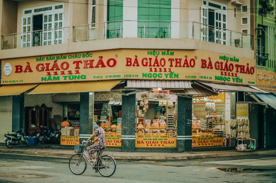 Chợ Ch&acirc;u Đốc v&agrave; n&eacute;t đẹp b&igrave;nh dị trong cuộc sống mưu sinh của người d&acirc;n 4