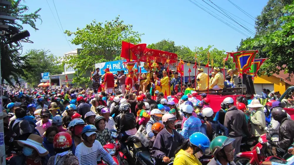 Lễ rước &Ocirc;ng Ch&acirc;u Xương (hay lễ rước Nghinh &Ocirc;ng) v&agrave;o ng&agrave;y Rằm ở N&uacute;i Sam 4