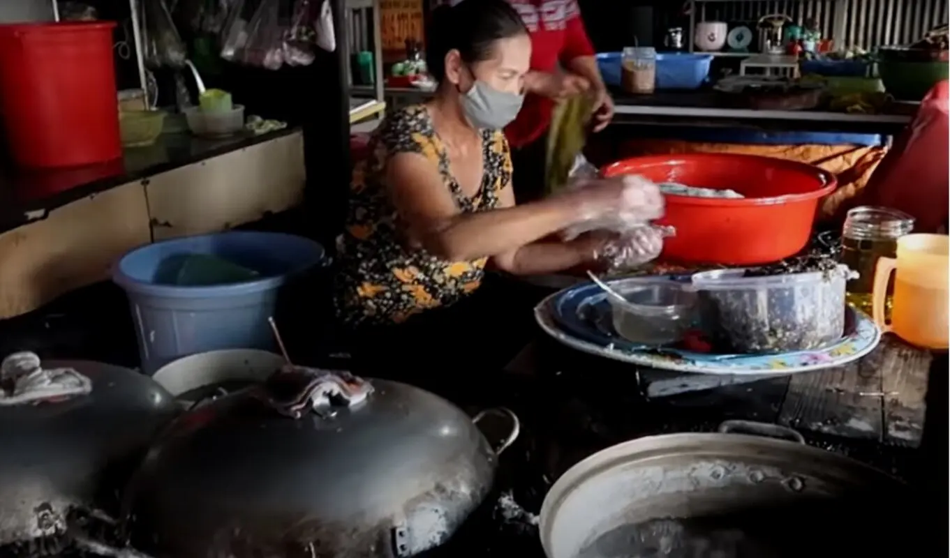 Bánh cuốn Huệ kỳ lạ nhất trên cao nguyên Bảo Lộc 3