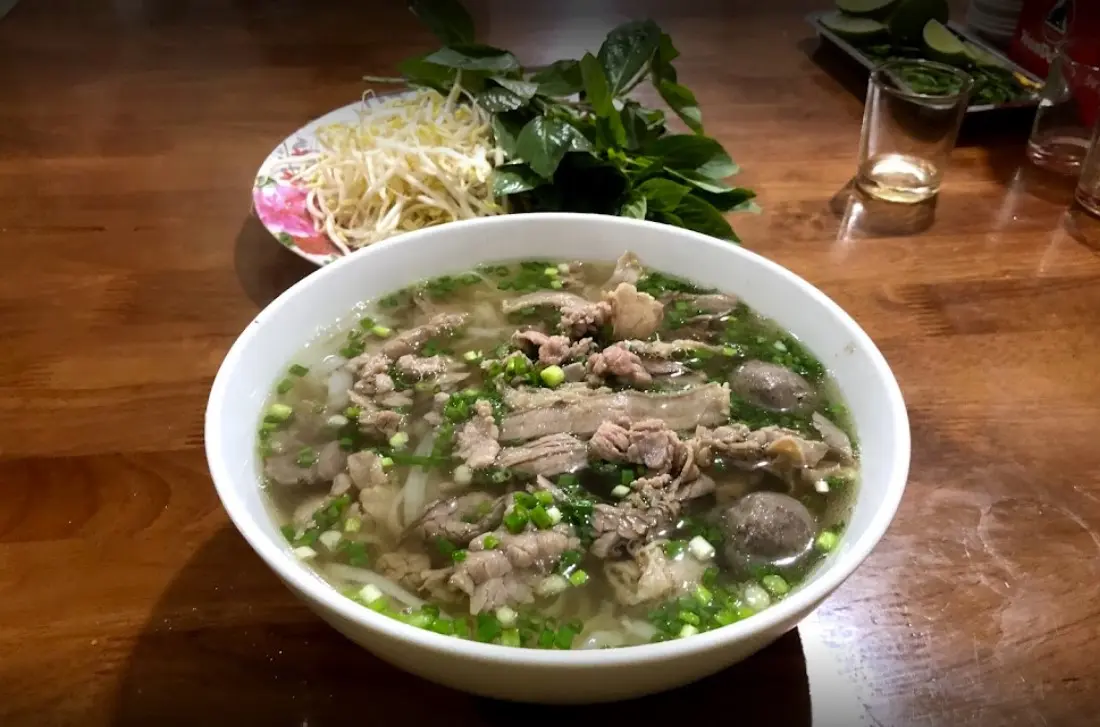 Phở kh&ocirc; H&agrave;o K&yacute;, m&oacute;n ăn kh&ocirc;ng thể thiếu khi dừng ch&acirc;n tại Bảo Lộc 4
