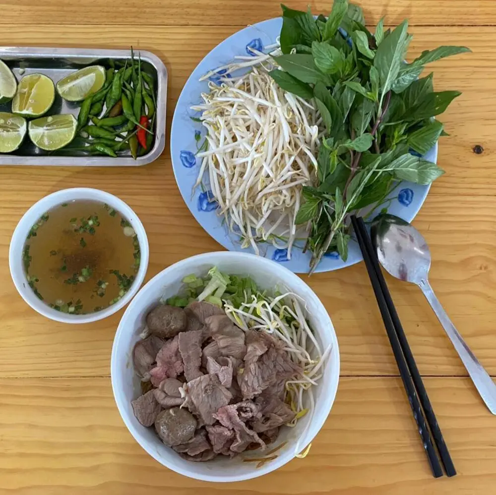 Phở kh&ocirc; H&agrave;o K&yacute;, m&oacute;n ăn kh&ocirc;ng thể thiếu khi dừng ch&acirc;n tại Bảo Lộc 7
