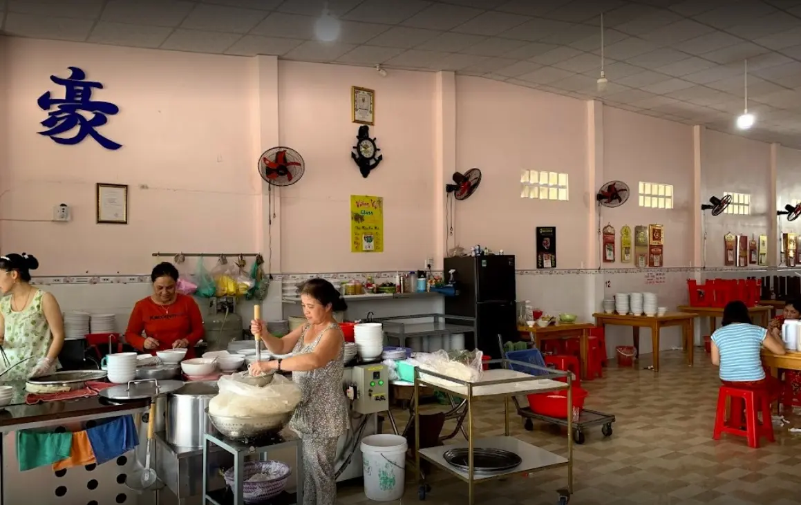 Phở kh&ocirc; H&agrave;o K&yacute;, m&oacute;n ăn kh&ocirc;ng thể thiếu khi dừng ch&acirc;n tại Bảo Lộc 5
