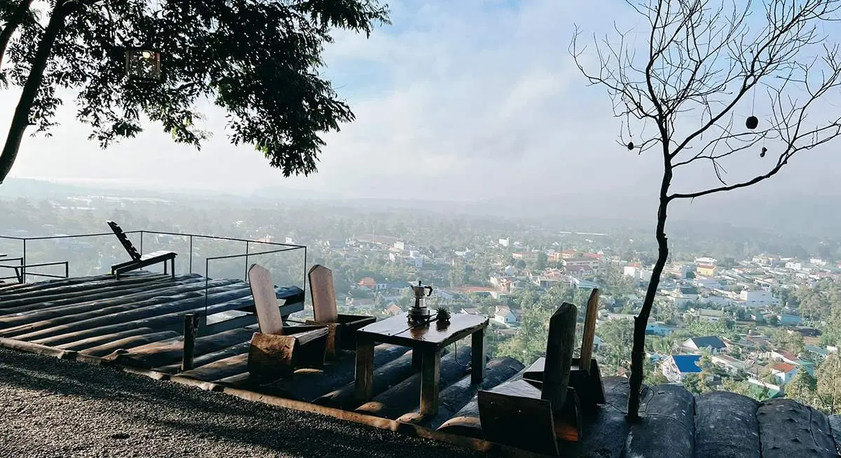 Review qu&aacute;n c&agrave; ph&ecirc; tuyệt đẹp tr&ecirc;n sườn đồi Nh&agrave; của Gi&oacute; 2