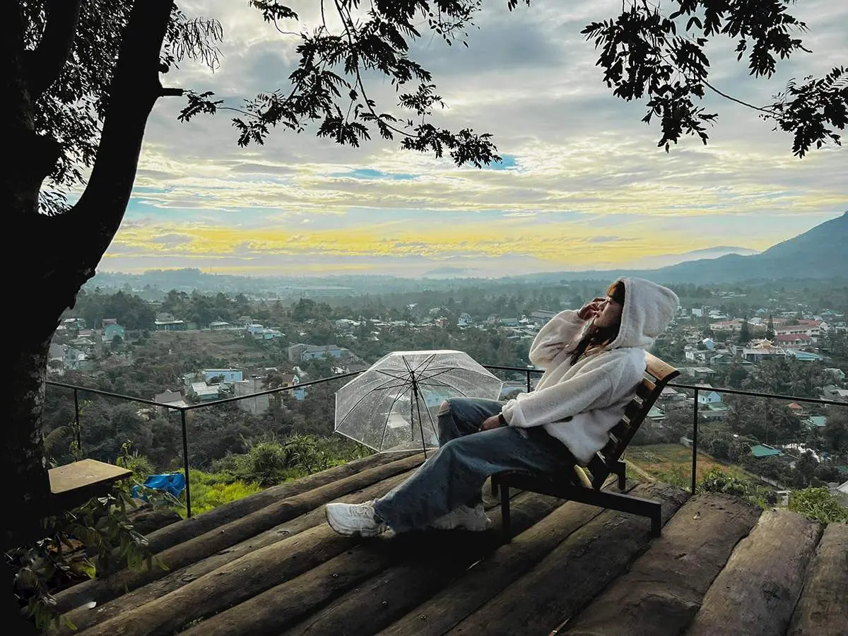 Review qu&aacute;n c&agrave; ph&ecirc; tuyệt đẹp tr&ecirc;n sườn đồi Nh&agrave; của Gi&oacute; 9