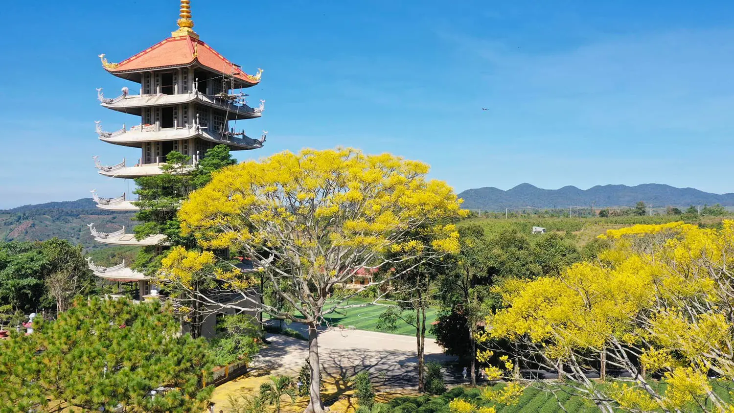 Tu viện B&aacute;t Nh&atilde;, vẻ đẹp nao l&ograve;ng người 5