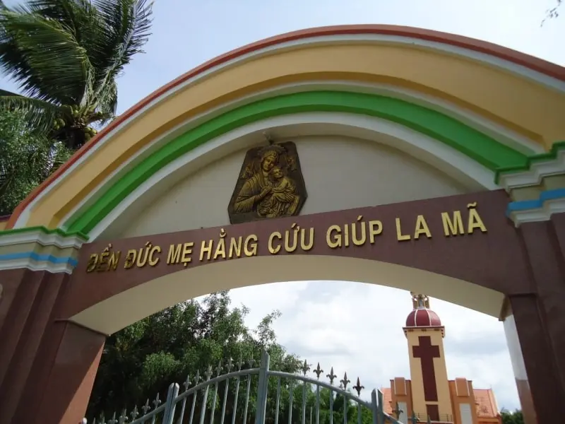 Nh&agrave; thờ La M&atilde; Bến Tre, trung t&acirc;m h&agrave;nh hương nổi tiếng 3