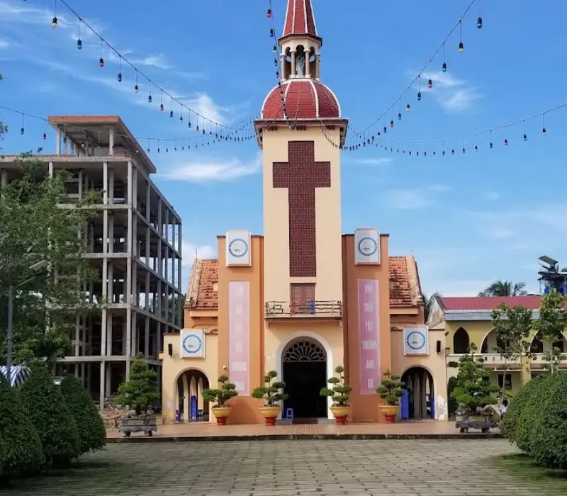 Nhà thờ La Mã Bến Tre, trung tâm hành hương nổi tiếng