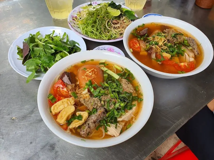 Thưởng thức b&uacute;n ri&ecirc;u T&uacute; Điền đậm đ&agrave; hương vị miền T&acirc;y 4