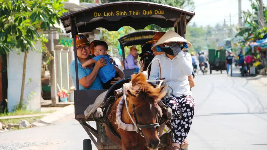 Ngồi xe ngựa kh&aacute;m ph&aacute; Bến Tre, sao lại kh&ocirc;ng t&iacute;n đồ du lịch ơi 3